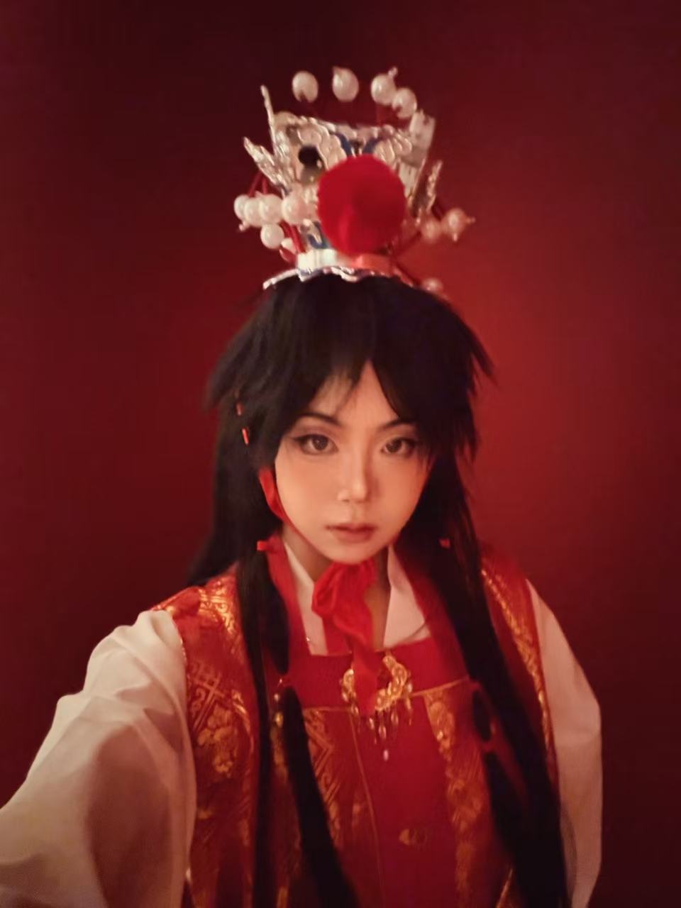 佩戴银色头饰、身着红色古装的Sherry